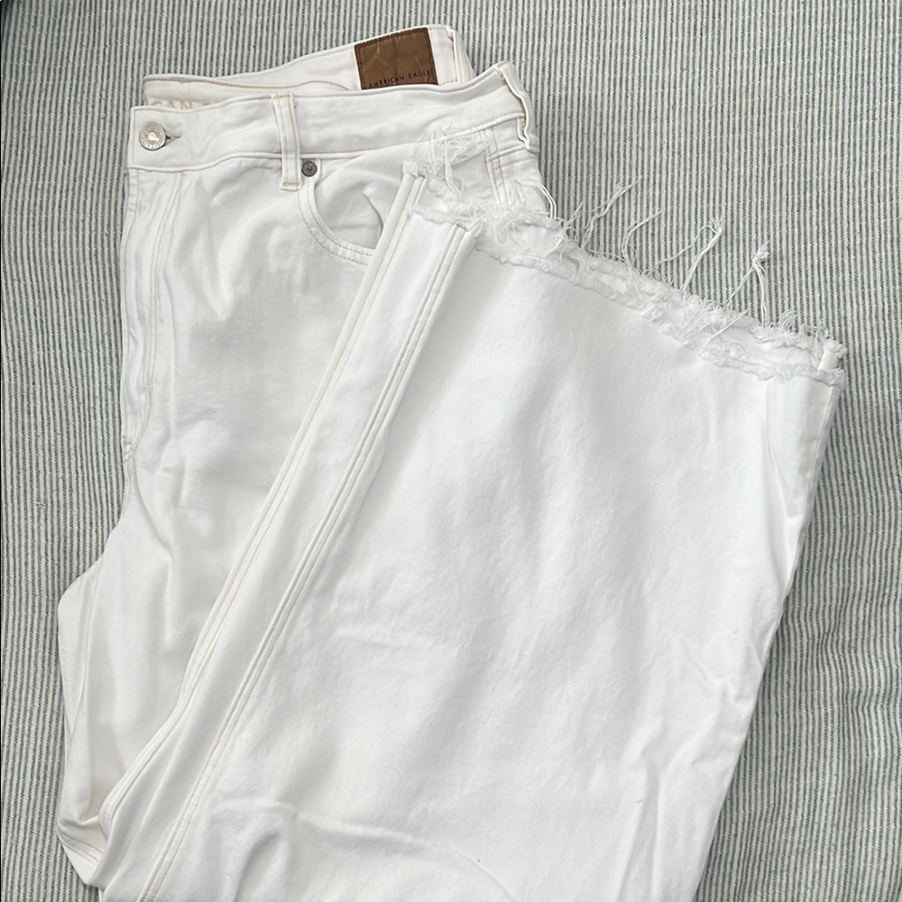 American Eagle White Cropped Distressed Jeans